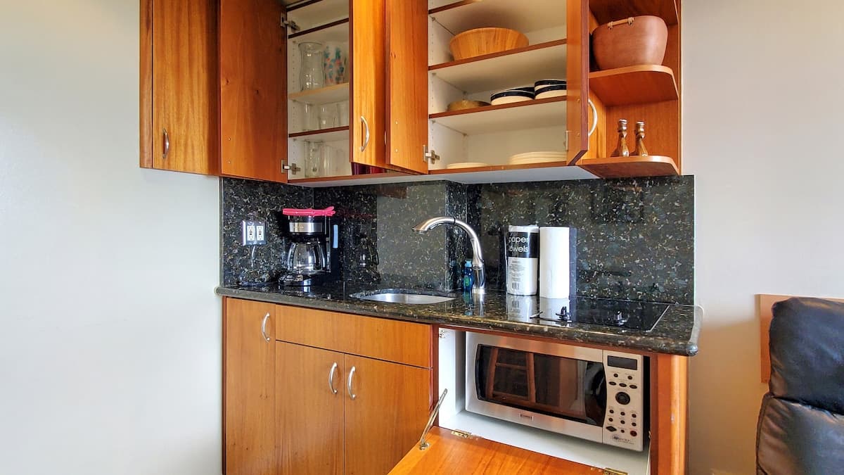 Condo in Honolulu · ★4.58 · 1 bedroom · 1 bed · 1 private bath - Photo 3
