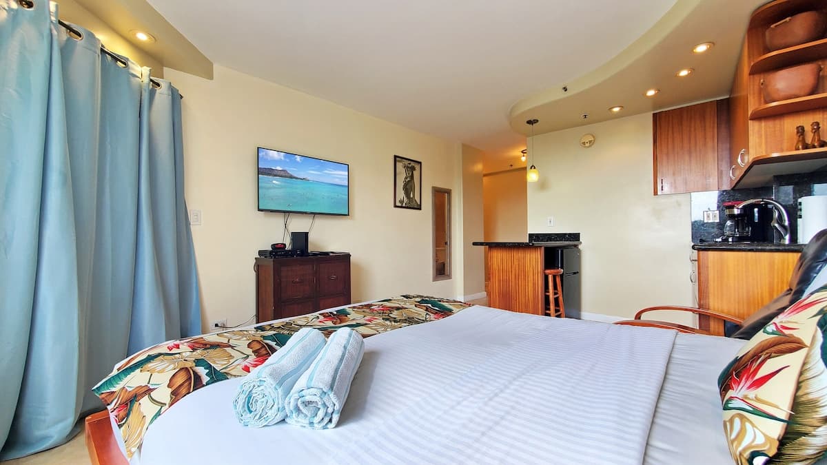 Condo in Honolulu · ★4.58 · 1 bedroom · 1 bed · 1 private bath - Photo 2