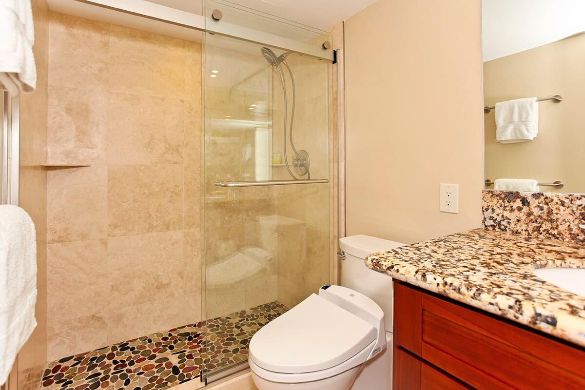 Condo in Honolulu · ★4.79 · 2 bedrooms · 4 beds · 2 private baths - Photo 1