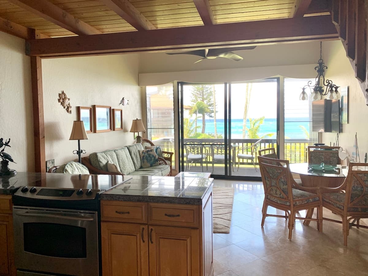 Condo in Lahaina · ★4.91 · 2 bedrooms · 3 beds · 2 baths - Photo 4