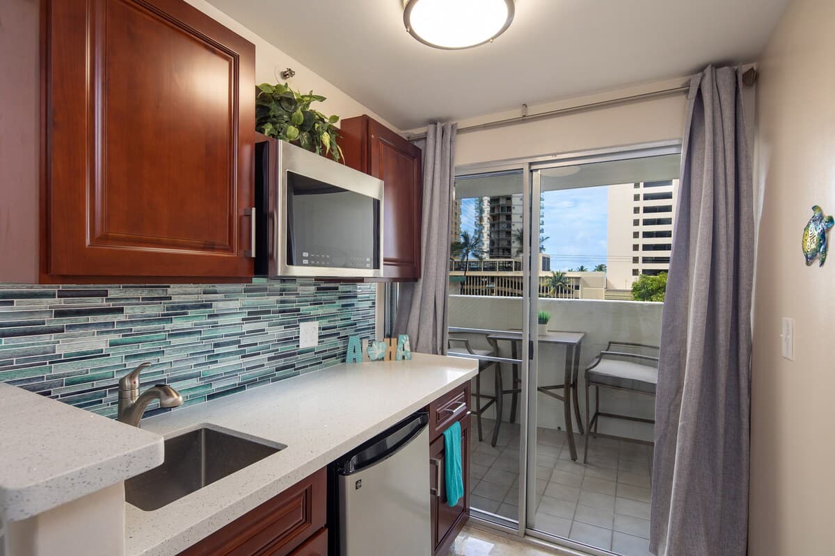 ~501 Aloha Breeze : Cute, Min to Beach w/2 Lanais - Photo 3