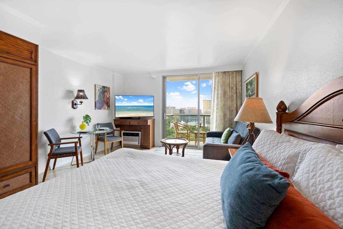 Walk to Beach! Cozy Waikiki Studio Pool + Balcony - Photo 2