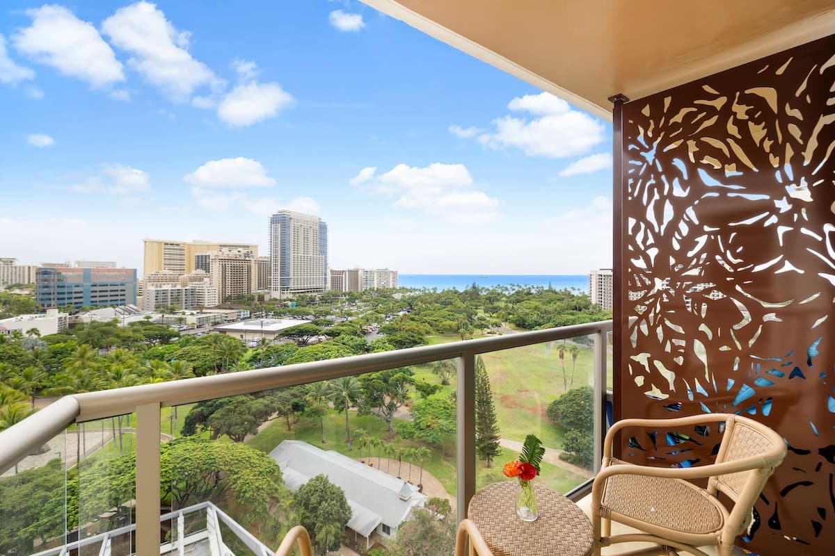 Walk to Beach! Cozy Waikiki Studio Pool + Balcony - Photo 1