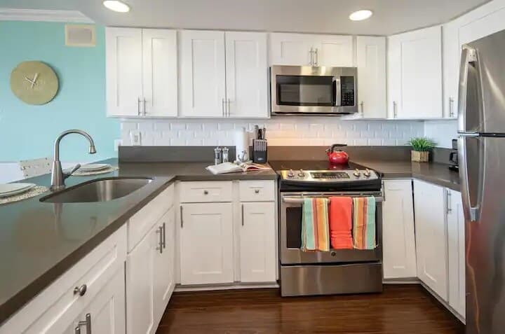 Condo in Honolulu · ★4.75 · 1 bedroom · 2 beds · 1 private bath - Photo 5