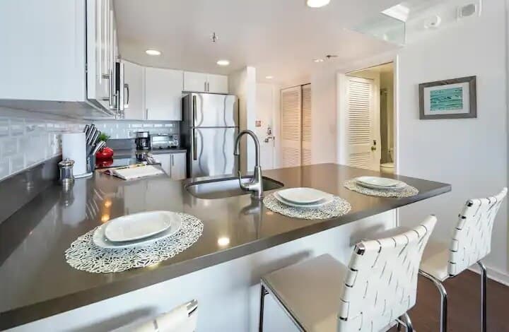 Condo in Honolulu · ★4.75 · 1 bedroom · 2 beds · 1 private bath - Photo 3