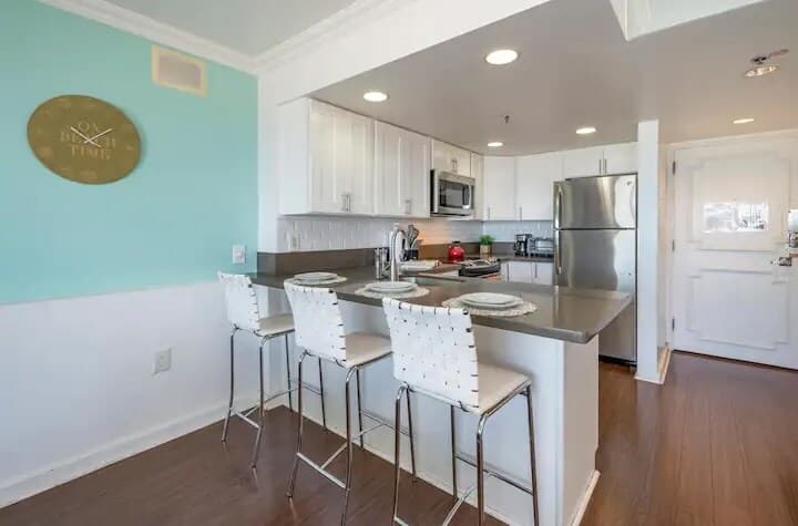 Condo in Honolulu · ★4.75 · 1 bedroom · 2 beds · 1 private bath - Photo 4