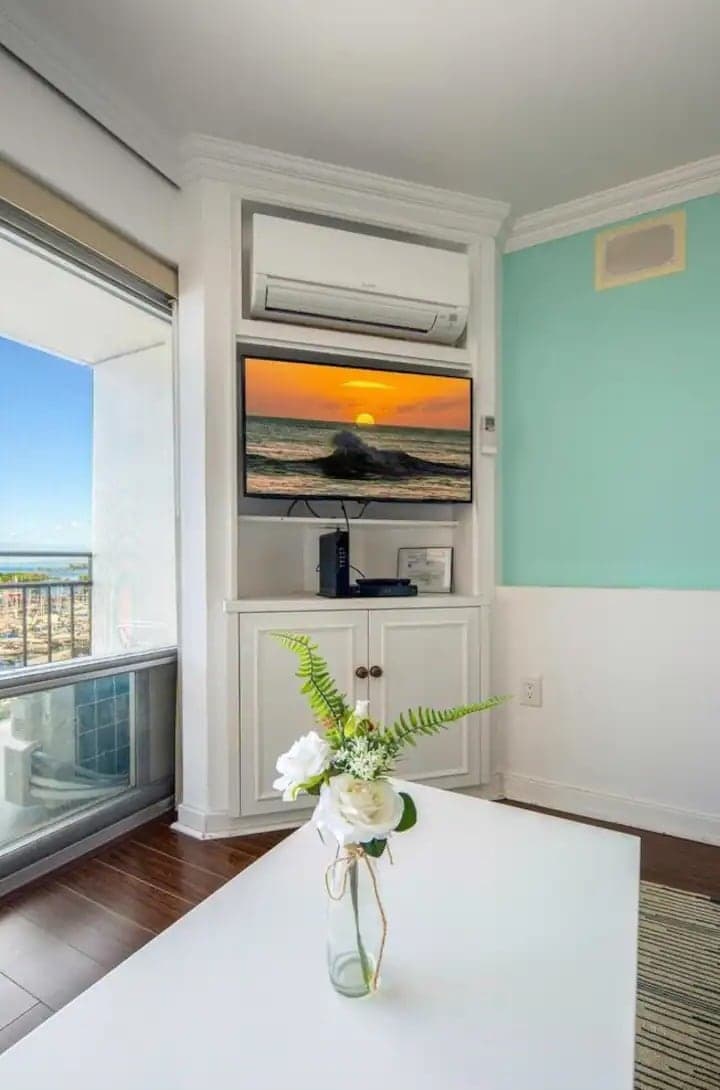 Condo in Honolulu · ★4.75 · 1 bedroom · 2 beds · 1 private bath - Photo 2