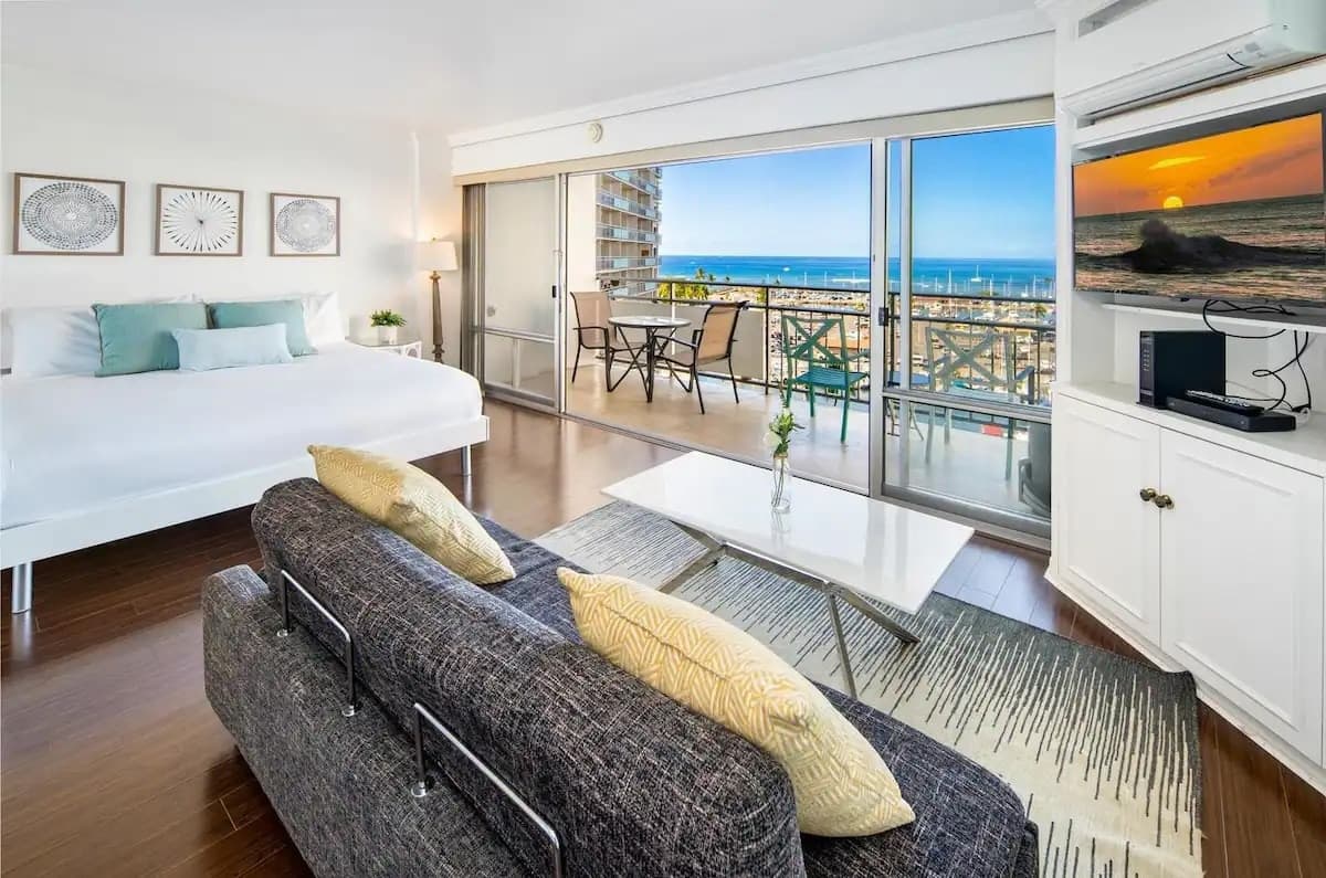 Condo in Honolulu · ★4.75 · 1 bedroom · 2 beds · 1 private bath - Photo 1