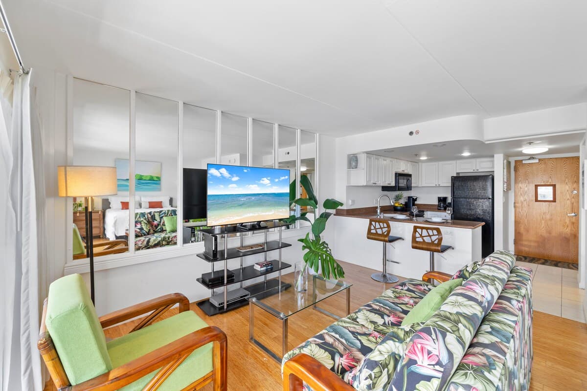 Oceanfront Waikiki+Balcony Views +no fees - Photo 5