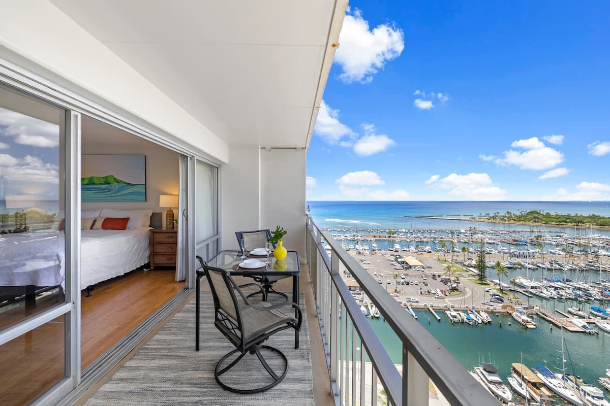 Oceanfront Waikiki+Balcony Views +no fees - Photo 2