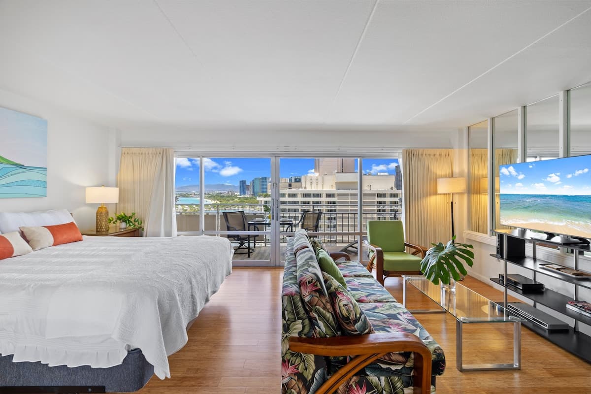 Oceanfront Waikiki+Balcony Views +no fees - Photo 3