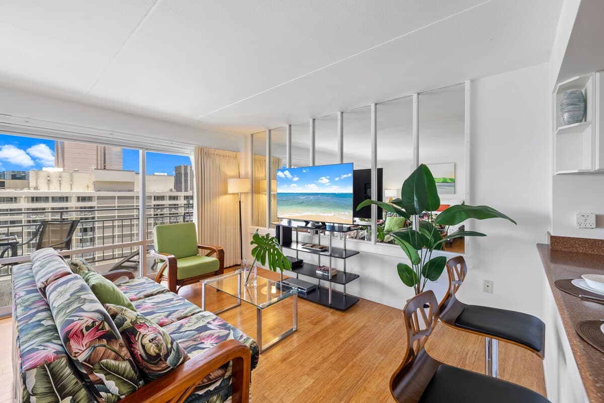 Oceanfront Waikiki+Balcony Views +no fees - Photo 4