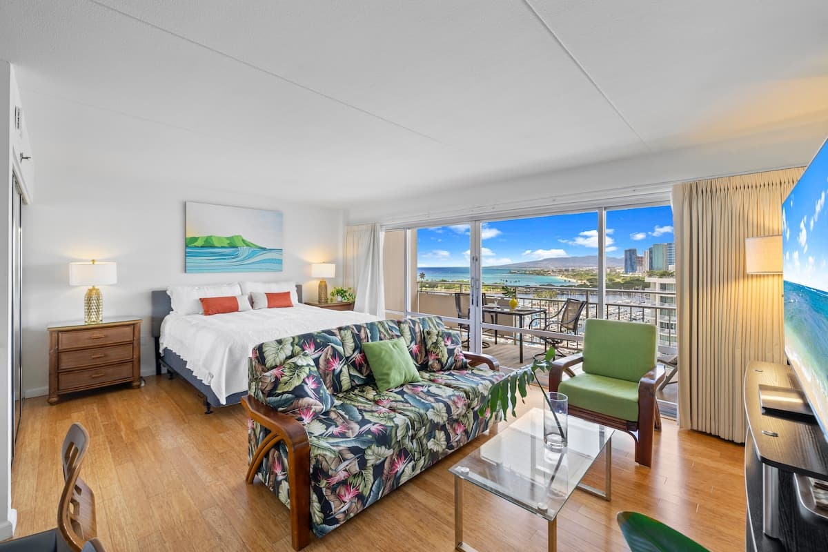 Oceanfront Waikiki+Balcony Views +no fees - Photo 1