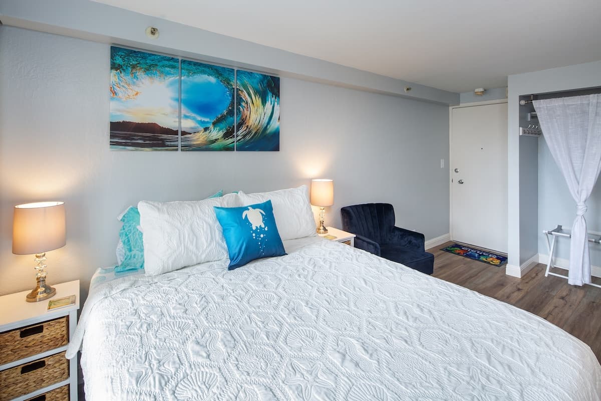 Condo in Honolulu · ★4.81 · 1 bedroom · 1 bed · 1 private bath - Photo 2