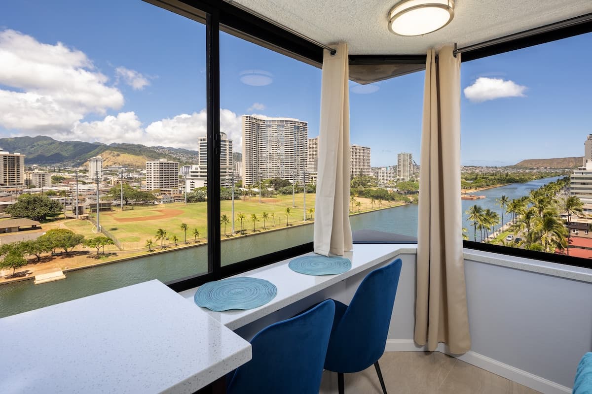 :1211 Hawaiian Palms: - Photo 1