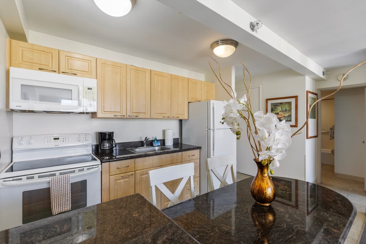 Condo in Honolulu · ★4.64 · 1 bedroom · 3 beds · 1 private bath - Photo 4