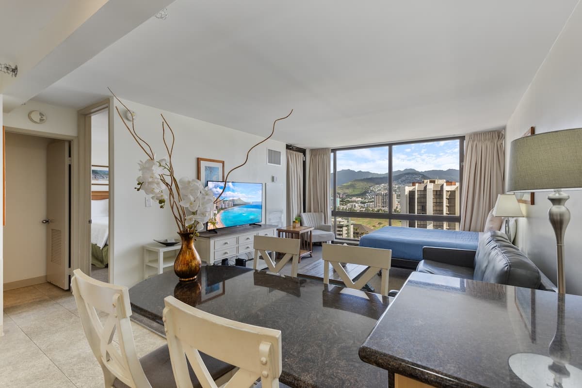 Condo in Honolulu · ★4.64 · 1 bedroom · 3 beds · 1 private bath - Photo 5