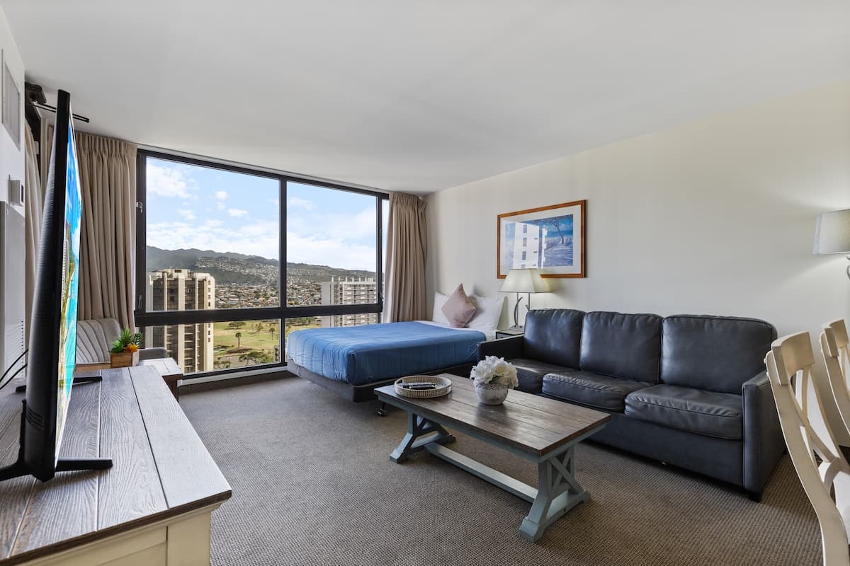Condo in Honolulu · ★4.64 · 1 bedroom · 3 beds · 1 private bath - Photo 3