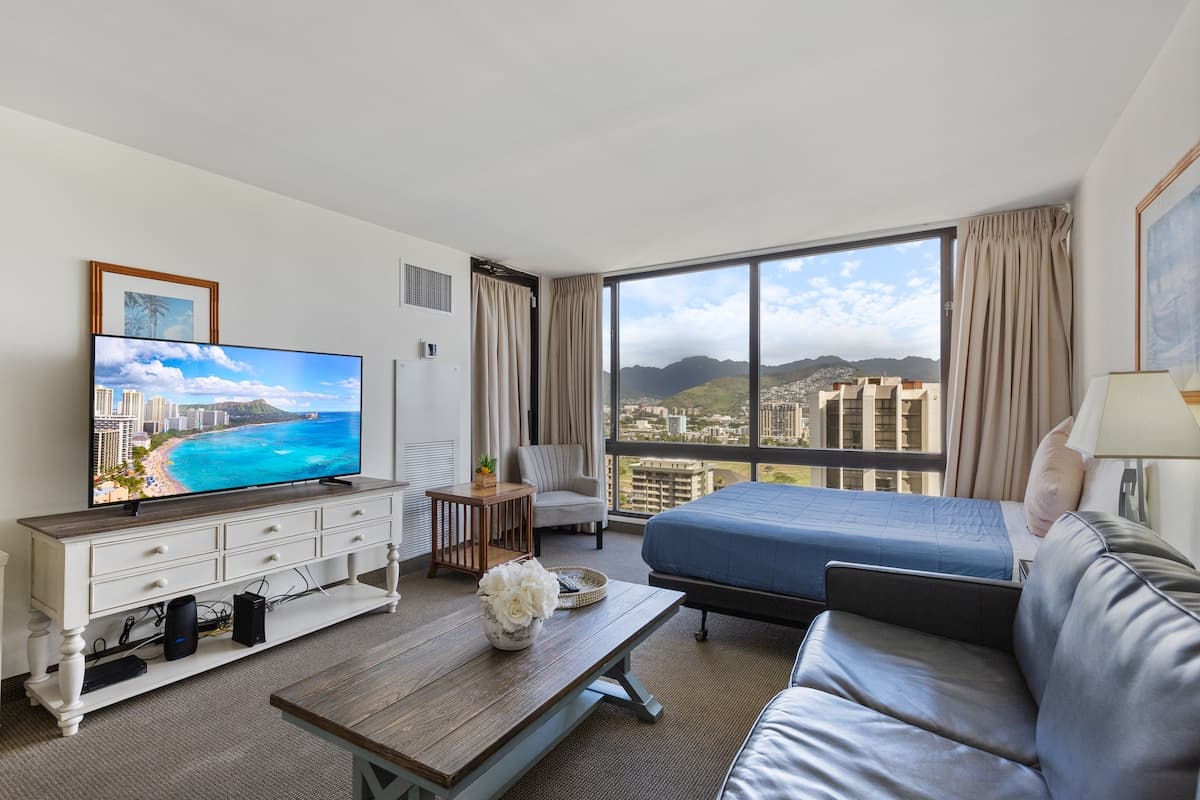 Condo in Honolulu · ★4.64 · 1 bedroom · 3 beds · 1 private bath - Photo 1