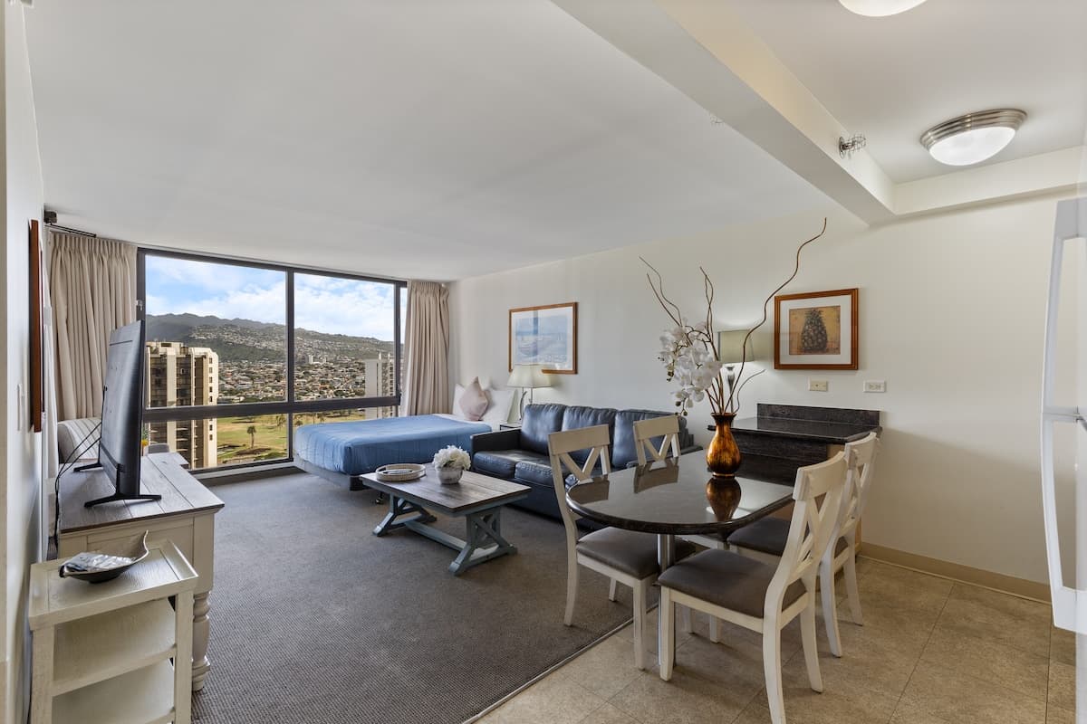 Condo in Honolulu · ★4.64 · 1 bedroom · 3 beds · 1 private bath - Photo 2