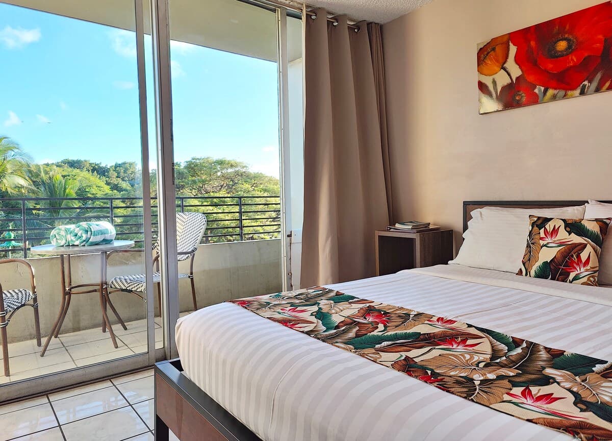 Condo in Honolulu · ★4.41 · Studio · 1 bed · 1 private bath - Photo 5