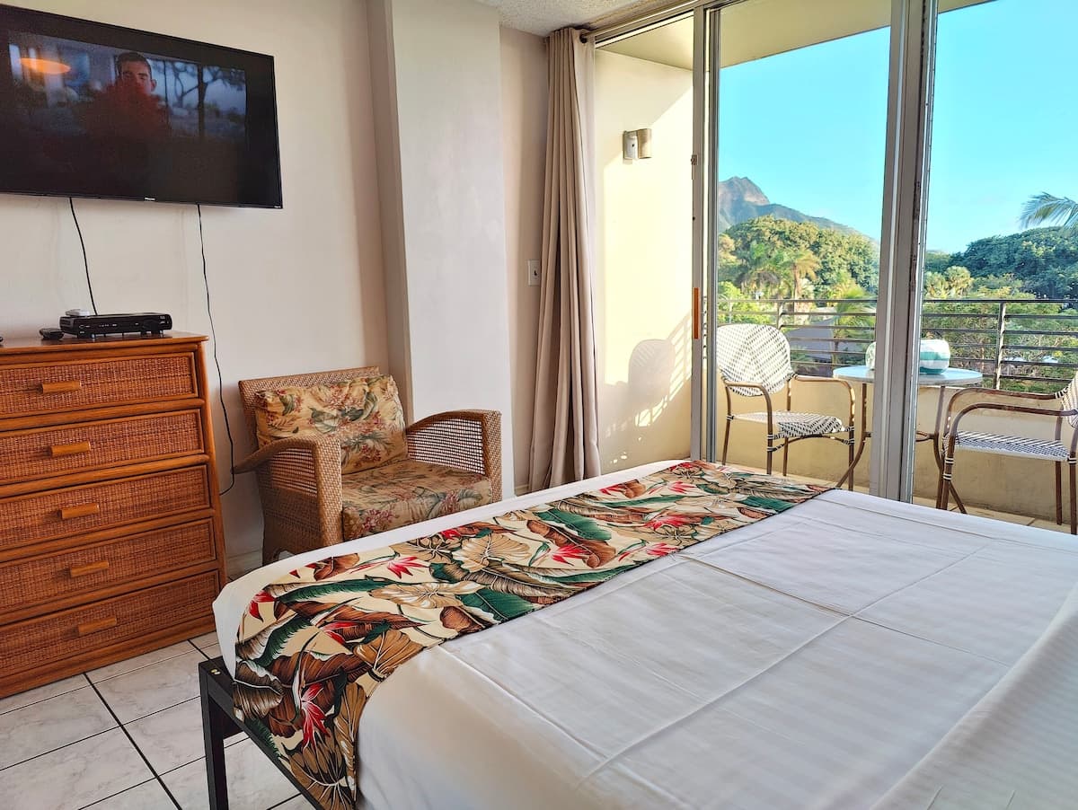 Condo in Honolulu · ★4.41 · Studio · 1 bed · 1 private bath - Photo 3