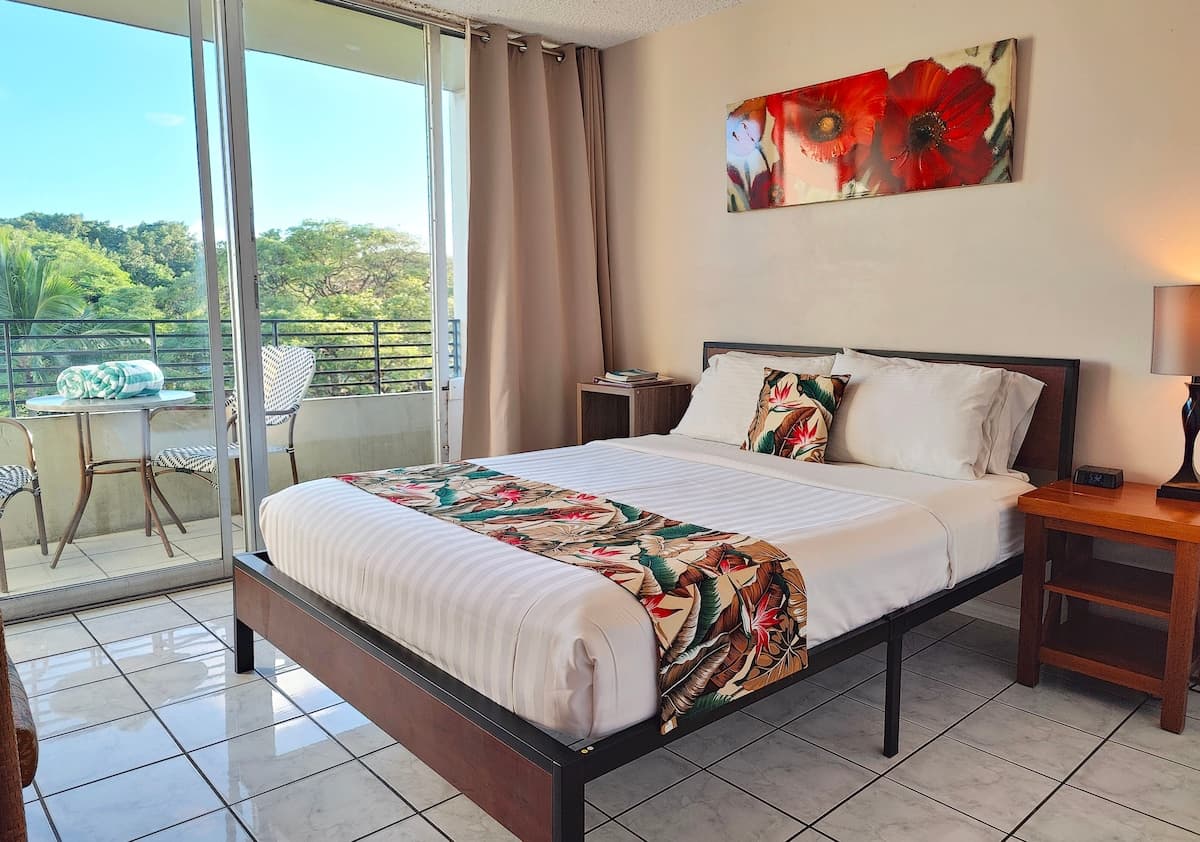 Condo in Honolulu · ★4.41 · Studio · 1 bed · 1 private bath - Photo 2