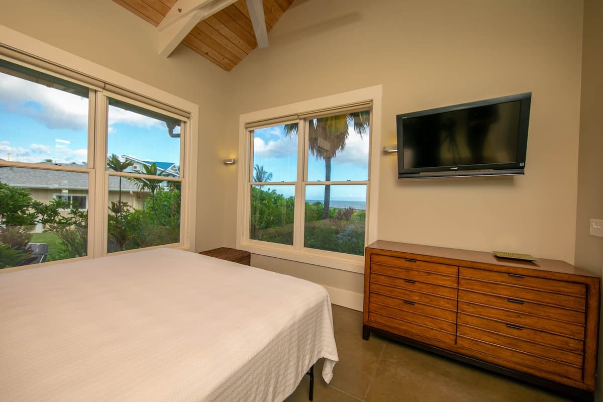 Home in Kekaha · ★5.0 · 3 bedrooms · 3 beds · 3.5 baths - Photo 3