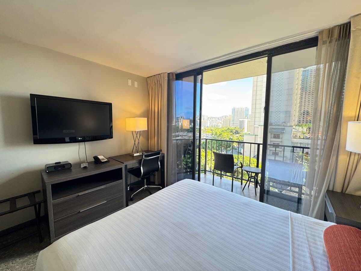 Condo in Honolulu · ★4.71 · Studio · 1 bed · 1 private bath - Photo 5