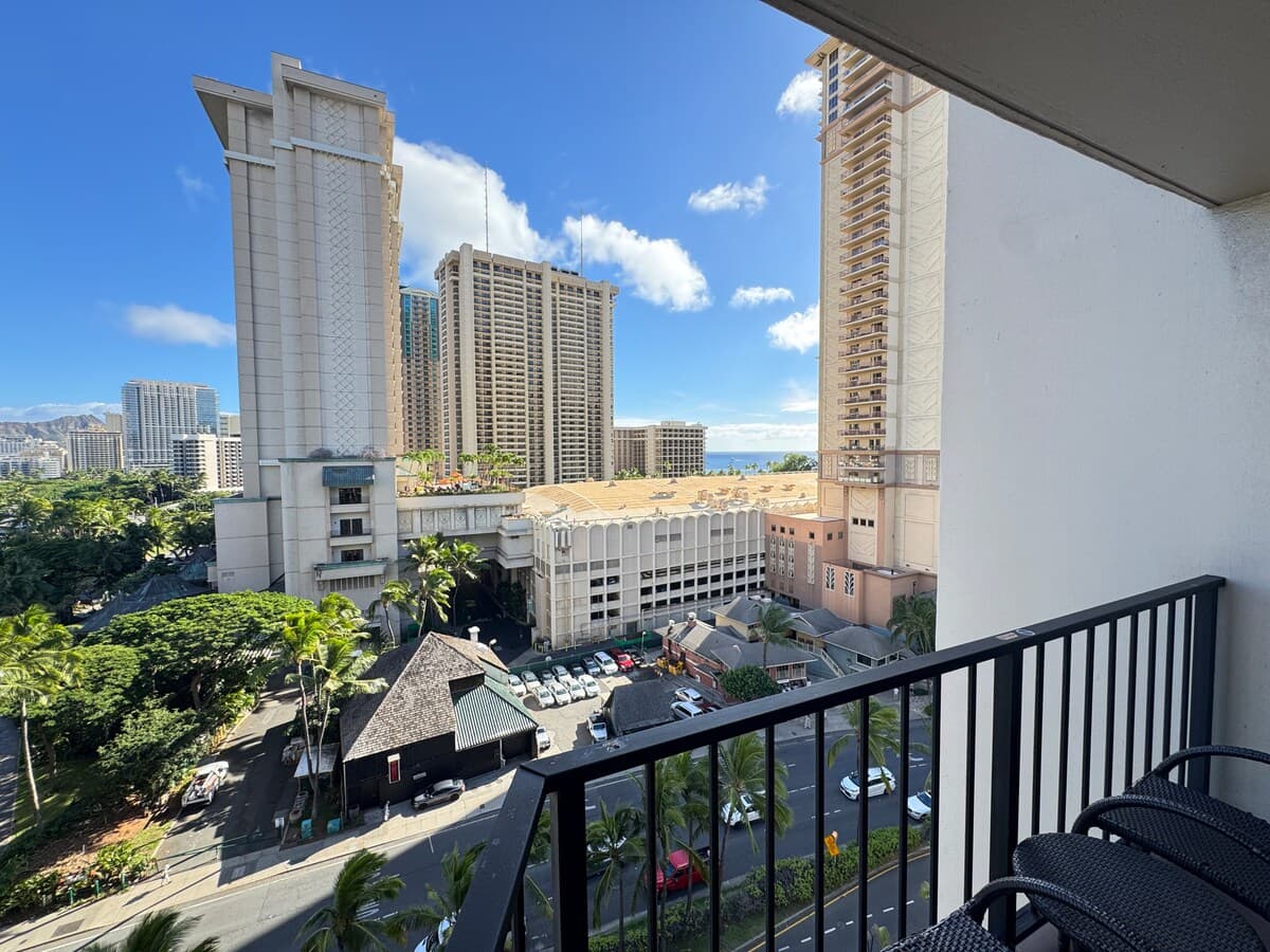 Condo in Honolulu · ★4.71 · Studio · 1 bed · 1 private bath - Photo 2