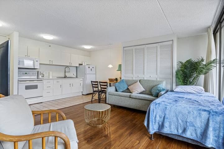 Condo in Honolulu · ★4.53 · 1 bedroom · 4 beds · 1 private bath - Photo 4