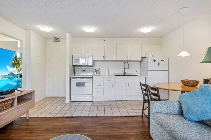 Condo in Honolulu · ★4.53 · 1 bedroom · 4 beds · 1 private bath - Photo 5