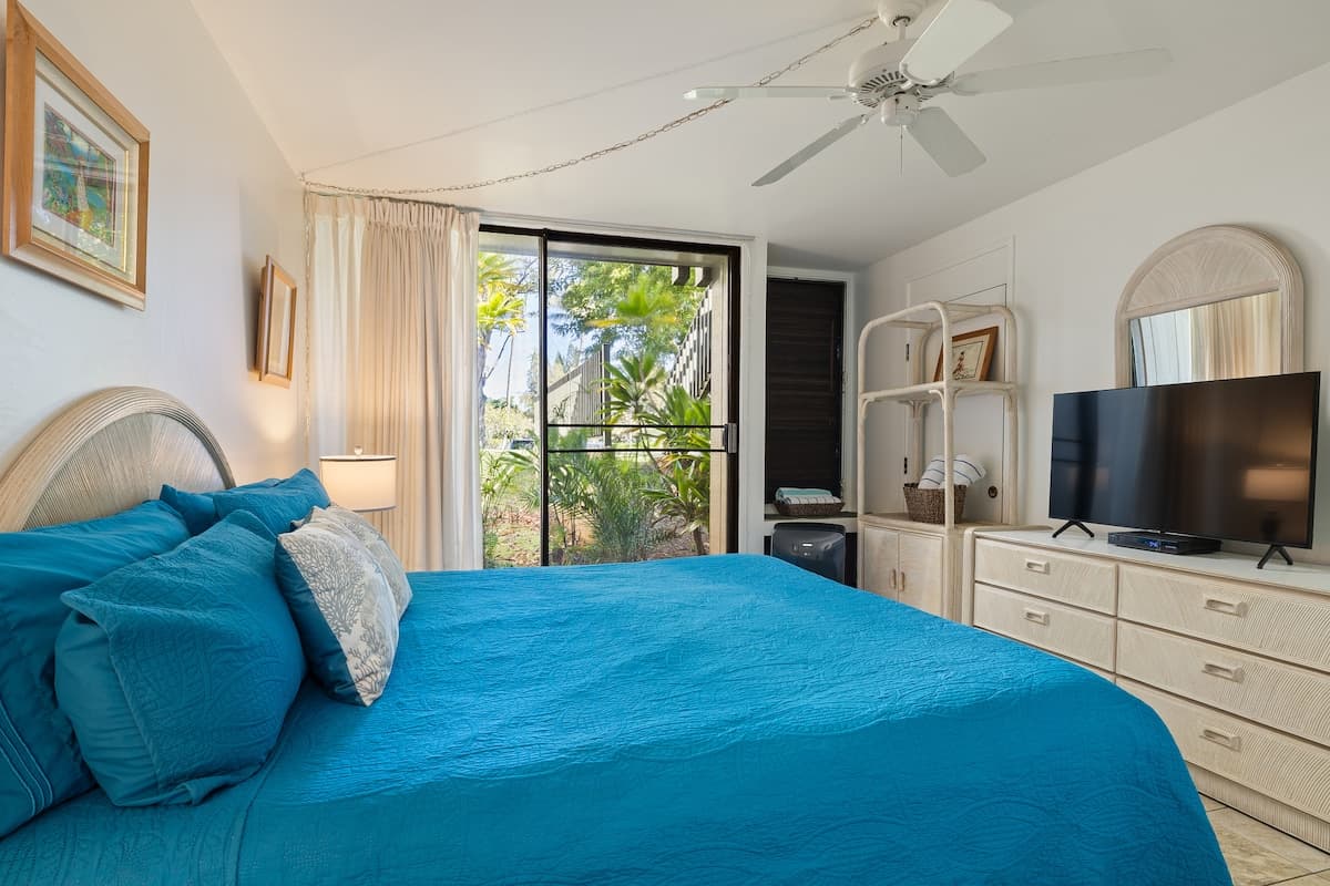 Home in Kahuku · ★4.71 · 1 bedroom · 2 beds · 2 private baths - Photo 2