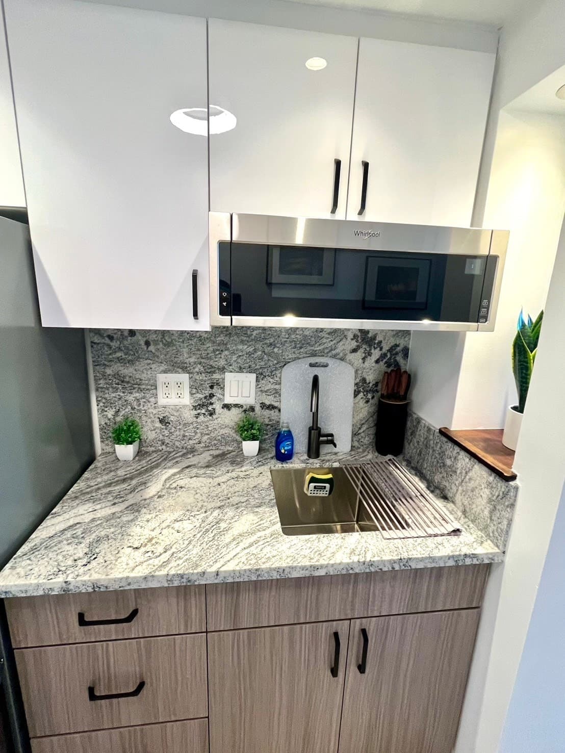 Condo in Honolulu · ★4.7 · Studio · 1 bed · 1 private bath - Photo 4