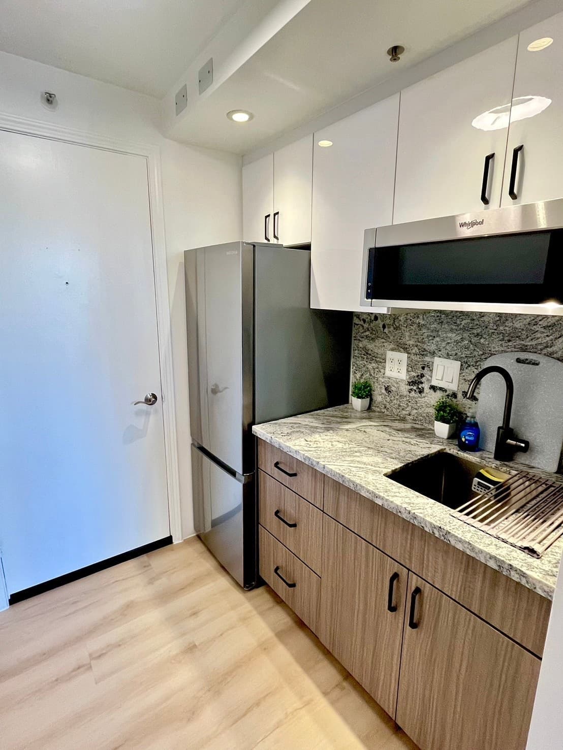 Condo in Honolulu · ★4.7 · Studio · 1 bed · 1 private bath - Photo 3