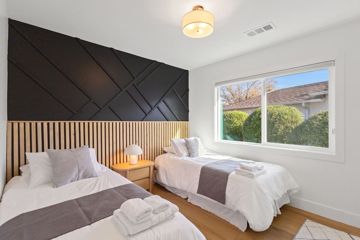 Design-Forward Executive Home in San Jose - Photo 3