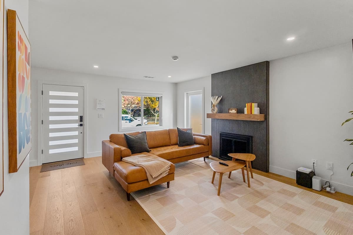 Design-Forward Executive Home in San Jose - Photo 5