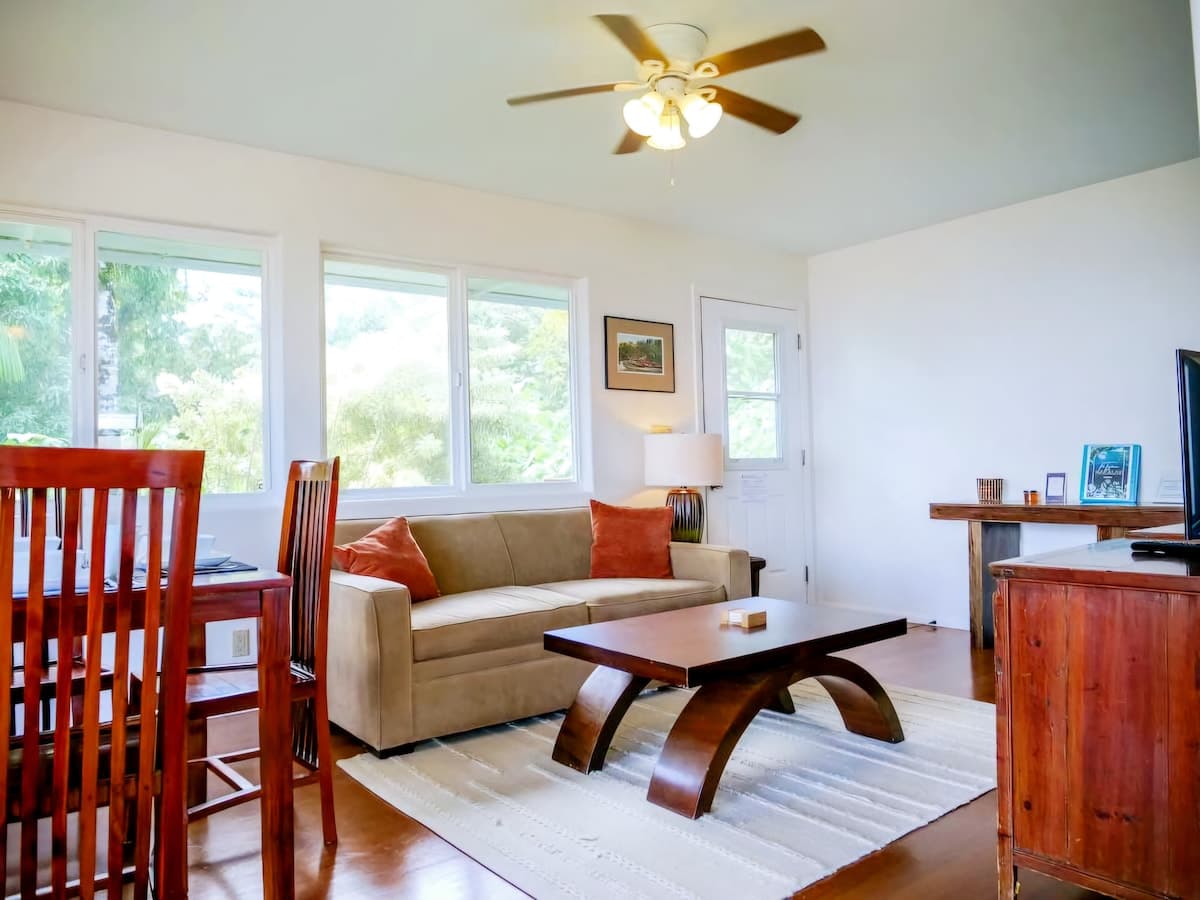 Home in Hakalau · ★4.97 · 2 bedrooms · 2 beds · 1 bath - Photo 2