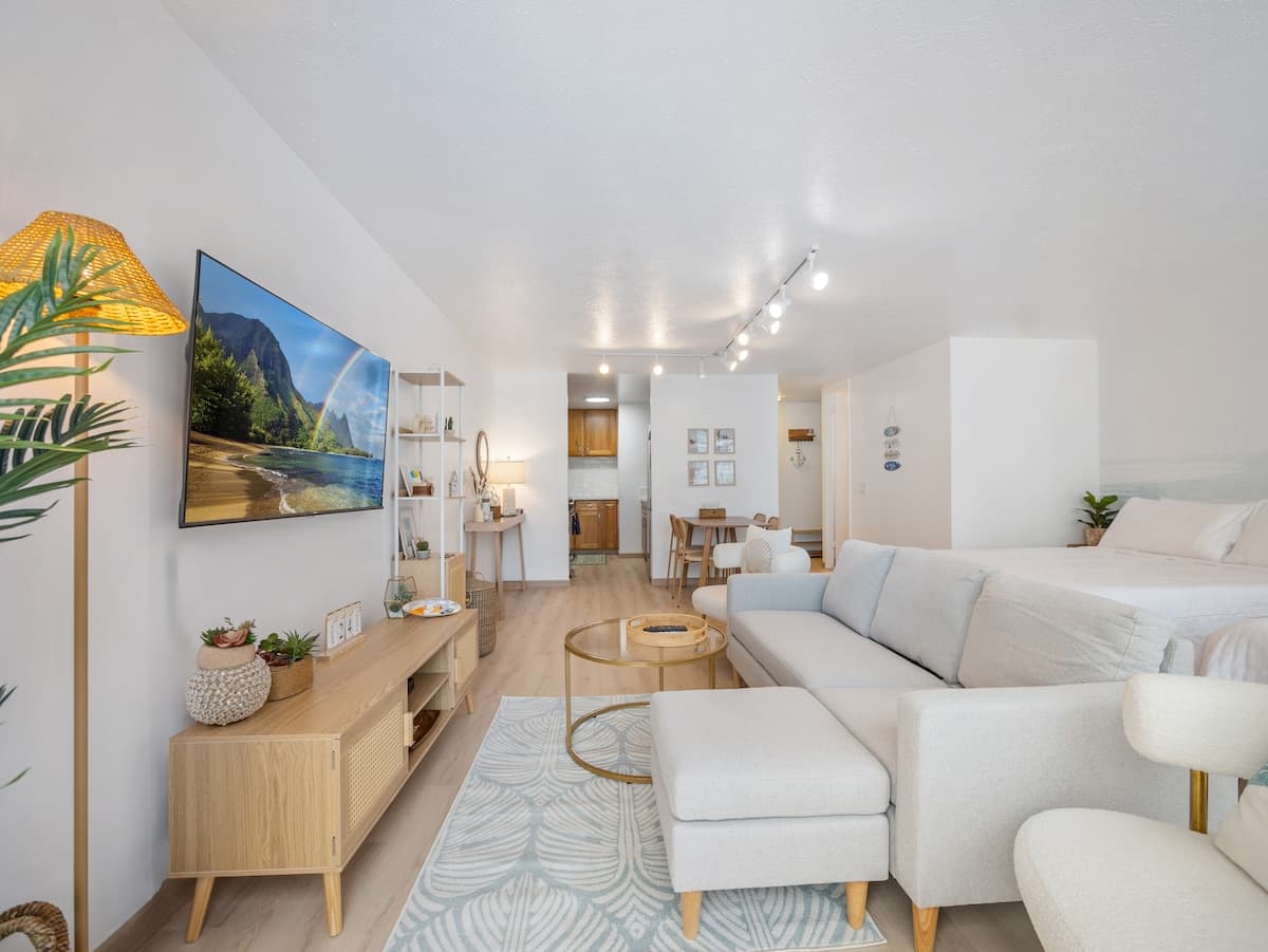 Stylish Renovated Studio with Parking in Waikiki! - Photo 2