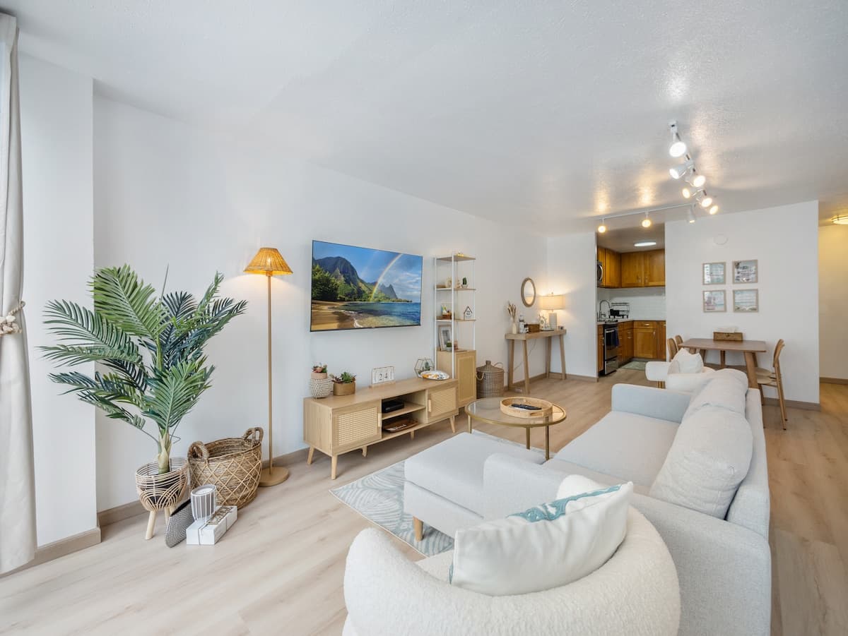 Stylish Renovated Studio with Parking in Waikiki! - Photo 3