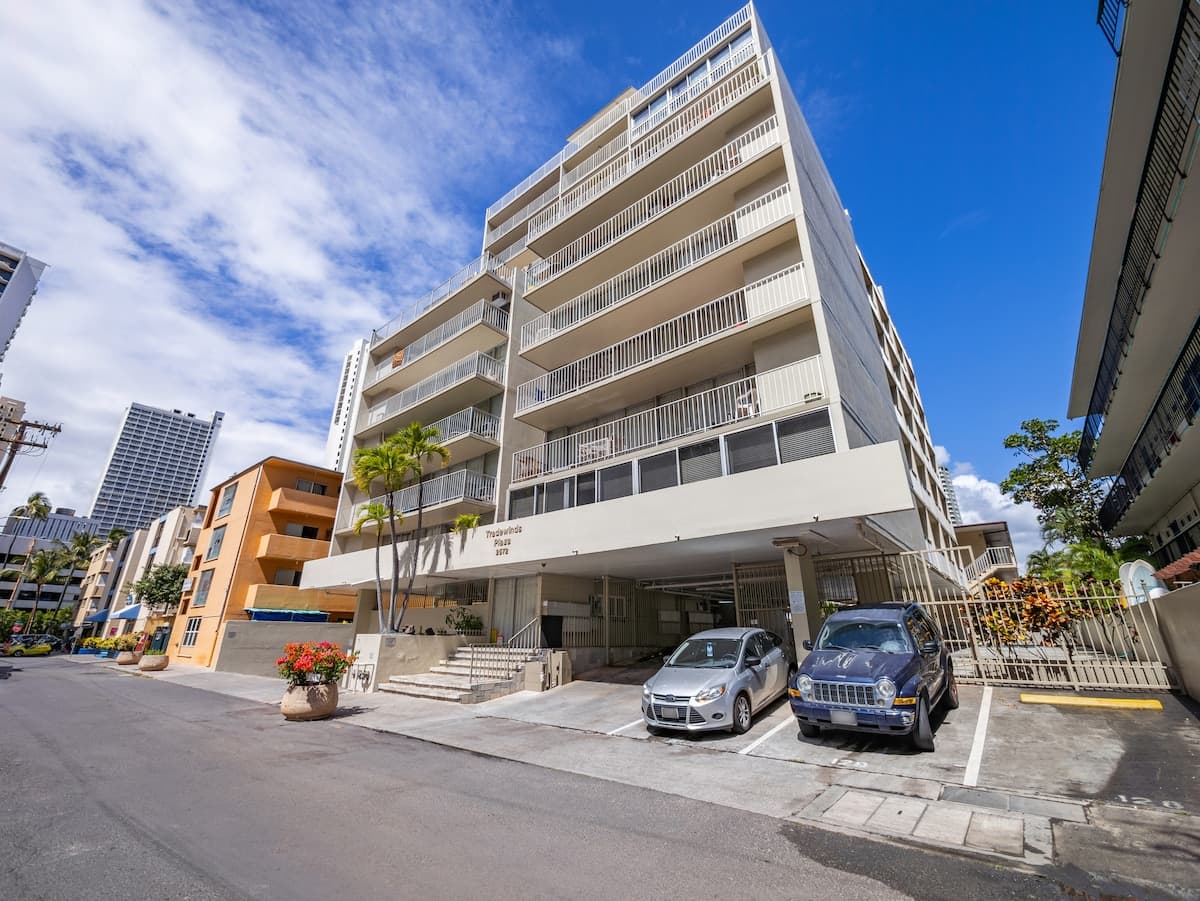 Stylish Renovated Studio with Parking in Waikiki! - Photo 1