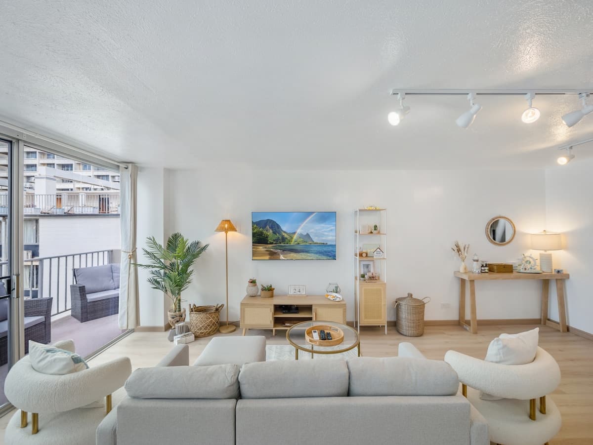 Stylish Renovated Studio with Parking in Waikiki! - Photo 5