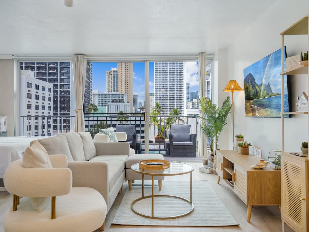 Stylish Renovated Studio with Parking in Waikiki! - Photo 4