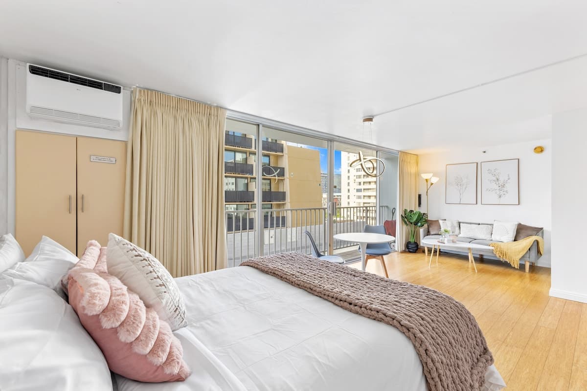 Luxury & Heart of Waikiki: 1 Block to Beach - Photo 1