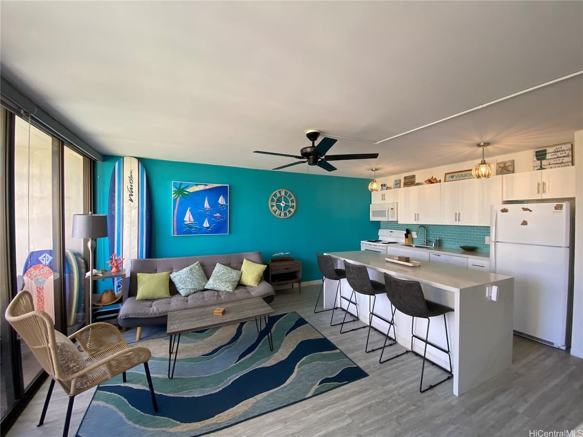 Condo in Honolulu · ★4.86 · 1 bedroom · 3 beds · 1 private bath - Photo 2