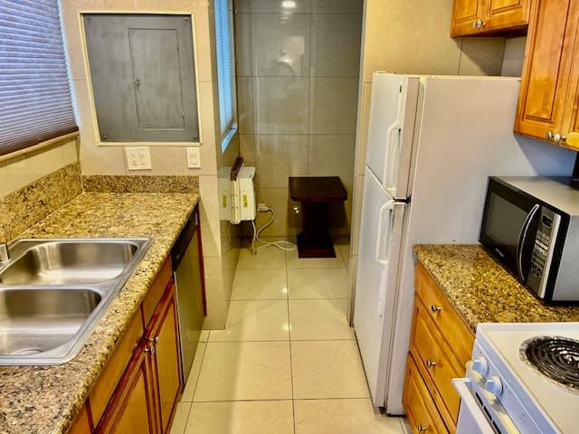 Condo in Honolulu · ★4.92 · 1 bedroom · 1 bed · 1 private bath - Photo 3