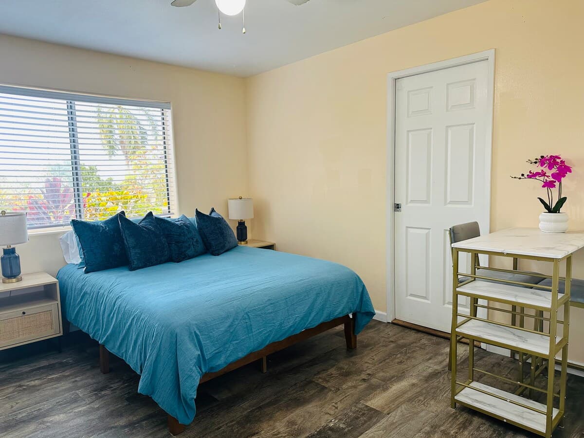 Home in Kailua-Kona · ★4.55 · 1 bedroom · 1 bed · 1 shared bath - Photo 1