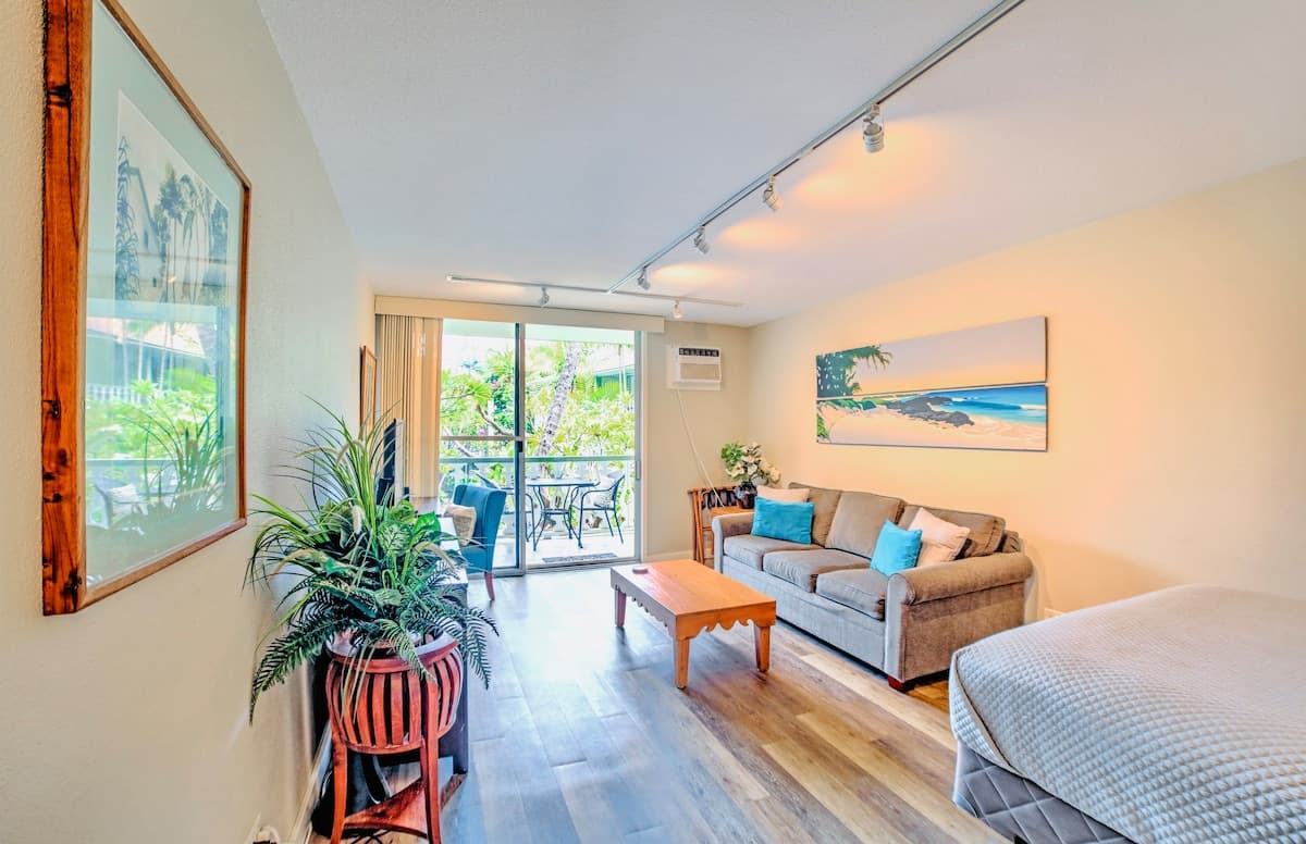 Condo in Kailua-Kona · ★4.82 · Studio · 2 beds · 1 bath - Photo 4