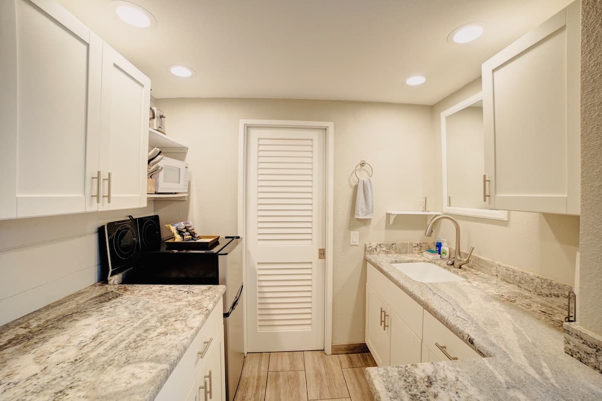 Condo in Kailua-Kona · ★4.82 · Studio · 2 beds · 1 bath - Photo 5