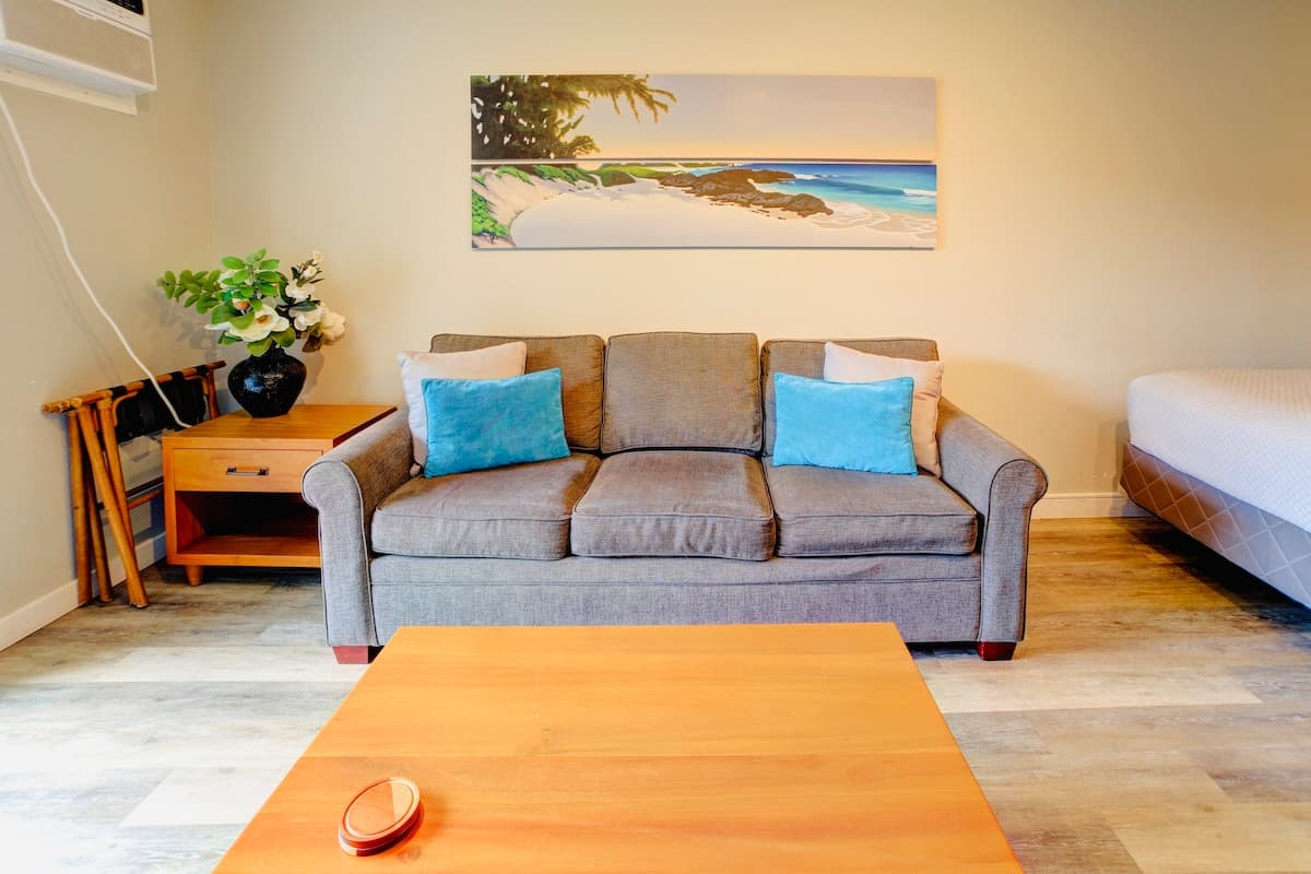 Condo in Kailua-Kona · ★4.82 · Studio · 2 beds · 1 bath - Photo 2